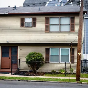 Great 2 Bedroom Condo,free Parking,easy Commute. Apartment